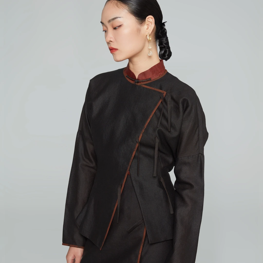 德玺见萩 香云纱撞色系带异形扣上衣 QZWC2S085