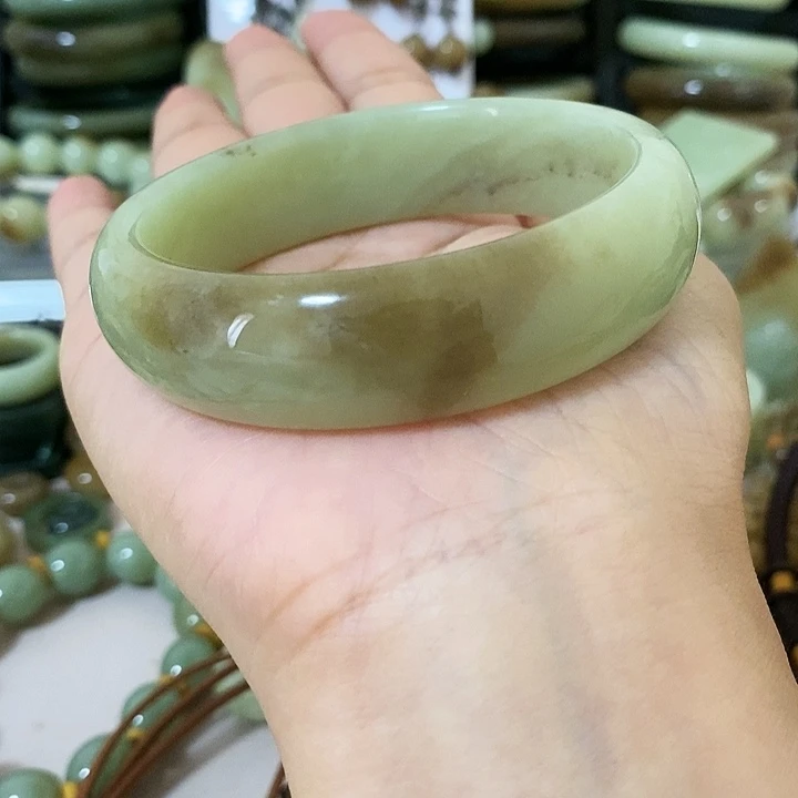 和田玉手镯未镶嵌?*柚