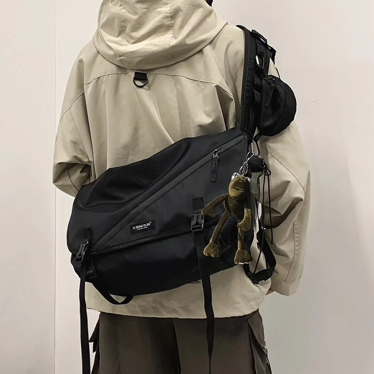 男士工装包2024新款斜挎包男款机车包日系原宿机能邮差单肩背包女