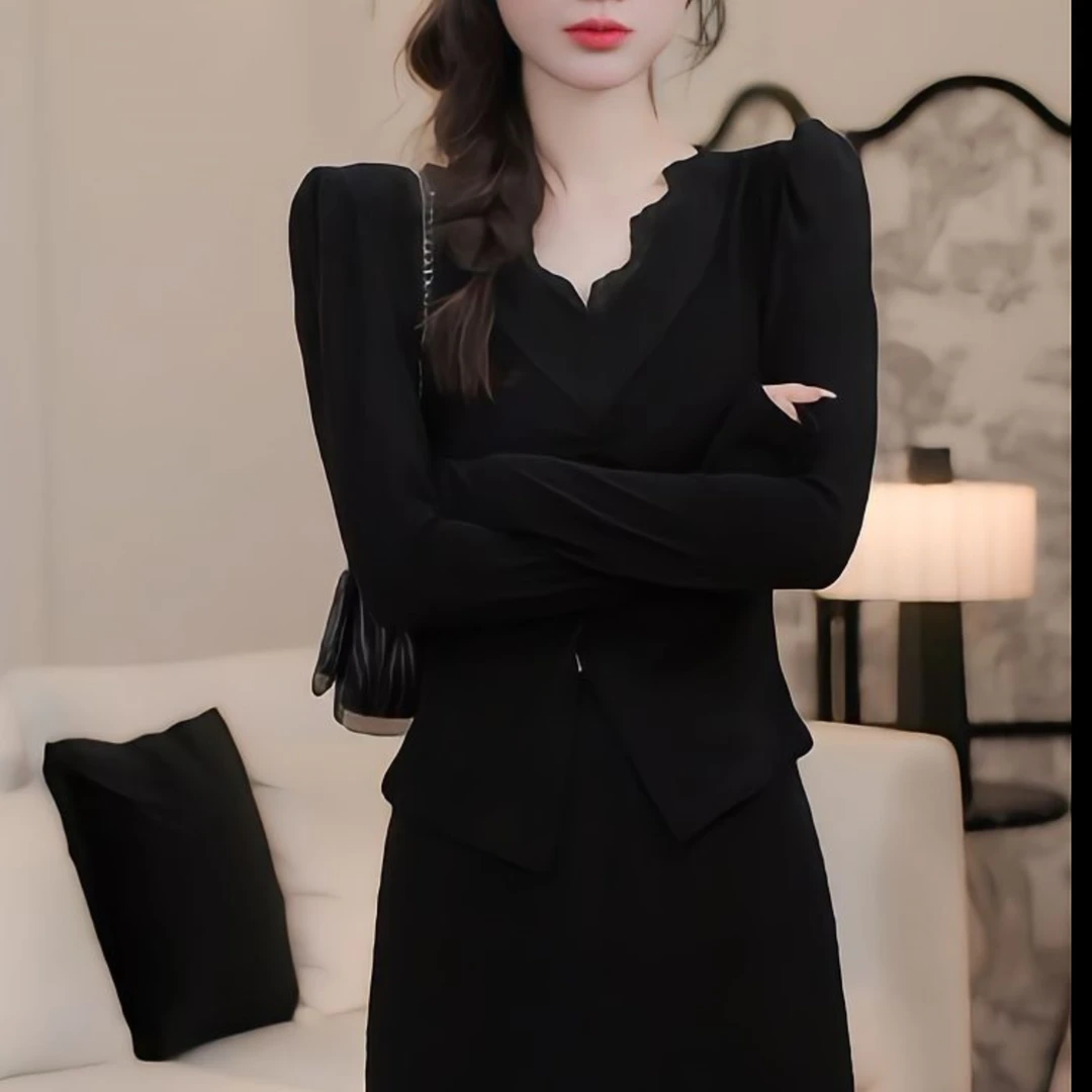 2024新款秋冬女气质V领蕾丝显瘦褶皱显瘦开叉打底上衣LK2500610