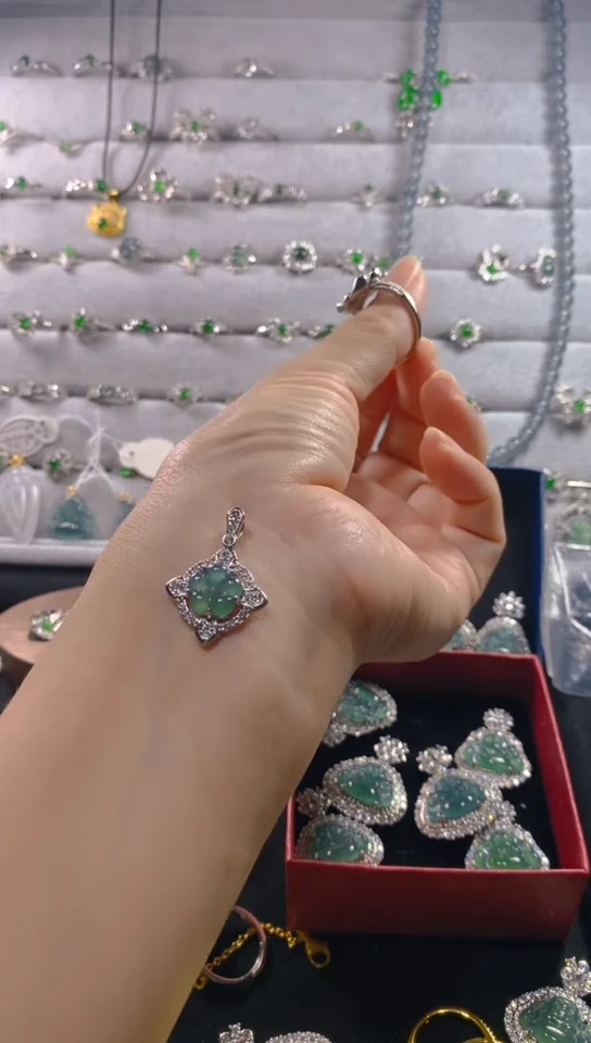 【闪购商品】翡翠吊坠(不含链)未镶嵌8805吊坠(多样性发货)