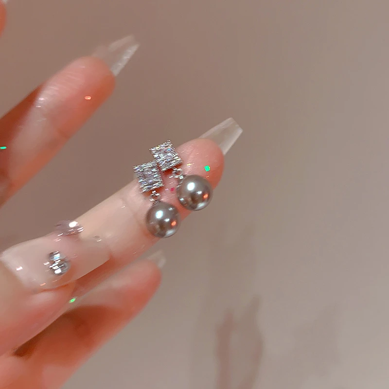 铜合金耳饰 深灰色珠珠耳钉女轻奢高级感百搭耳环小巧精致