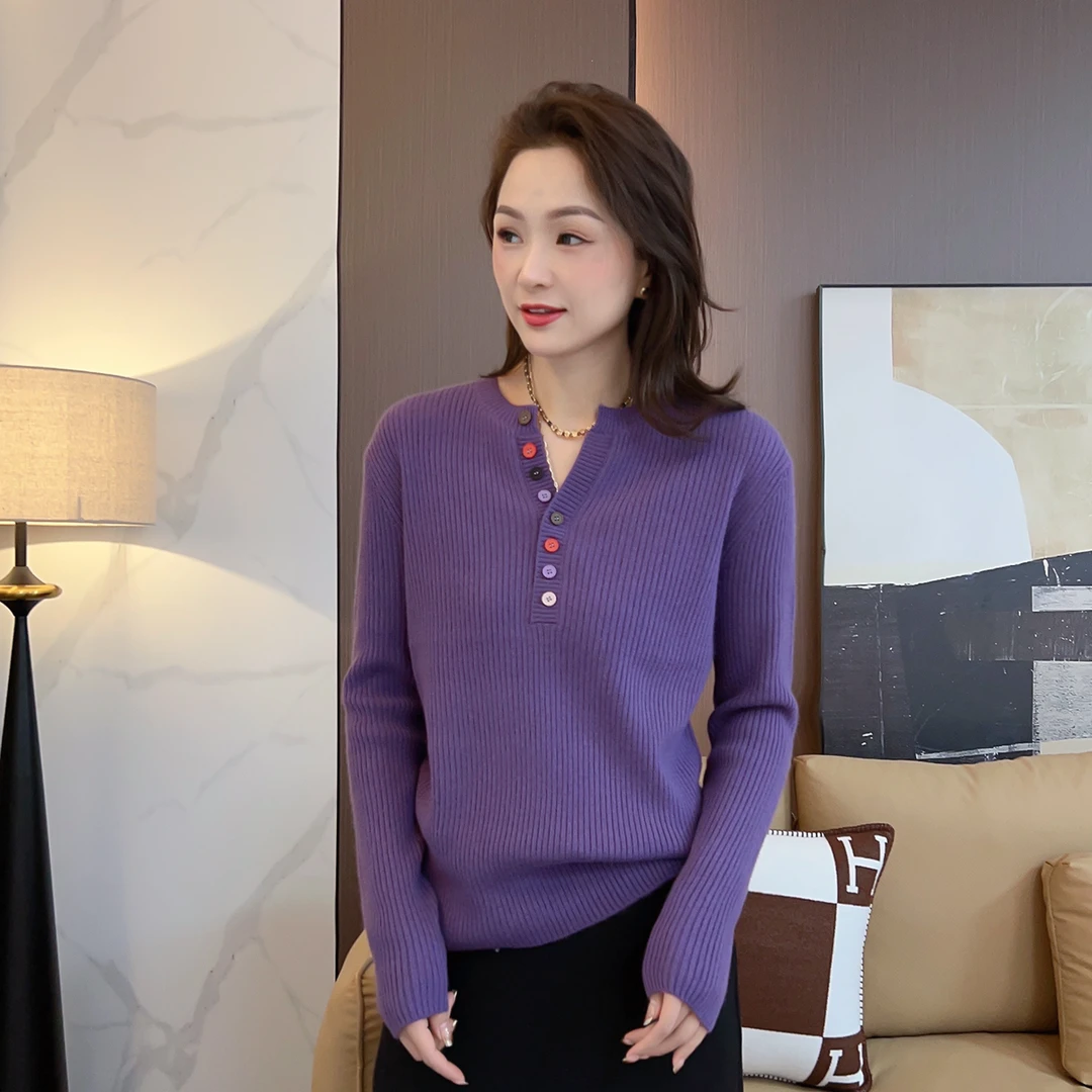 【彩扣】设计感V领长袖羊毛针织衫女时尚百搭减龄显瘦打底上衣D8690