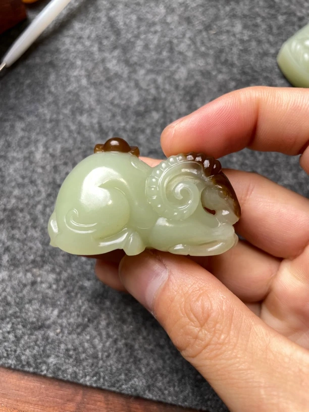 天然和田玉挂件苏工雕刻生肖羊