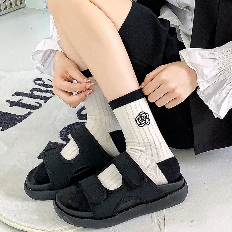 黑白拼色中筒袜子女夏季薄款山茶花棉袜外穿网红百搭学院风女袜