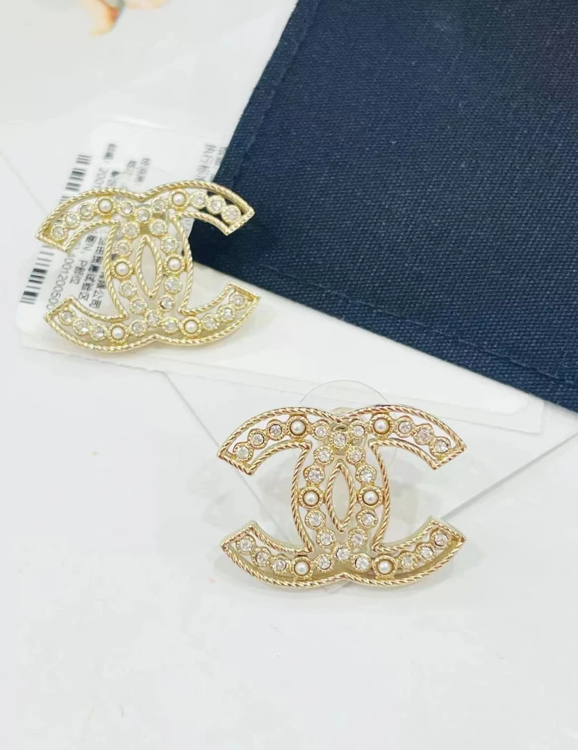 99新 Chanel/香奈儿 满钻镂空珍珠耳钉/xm20839