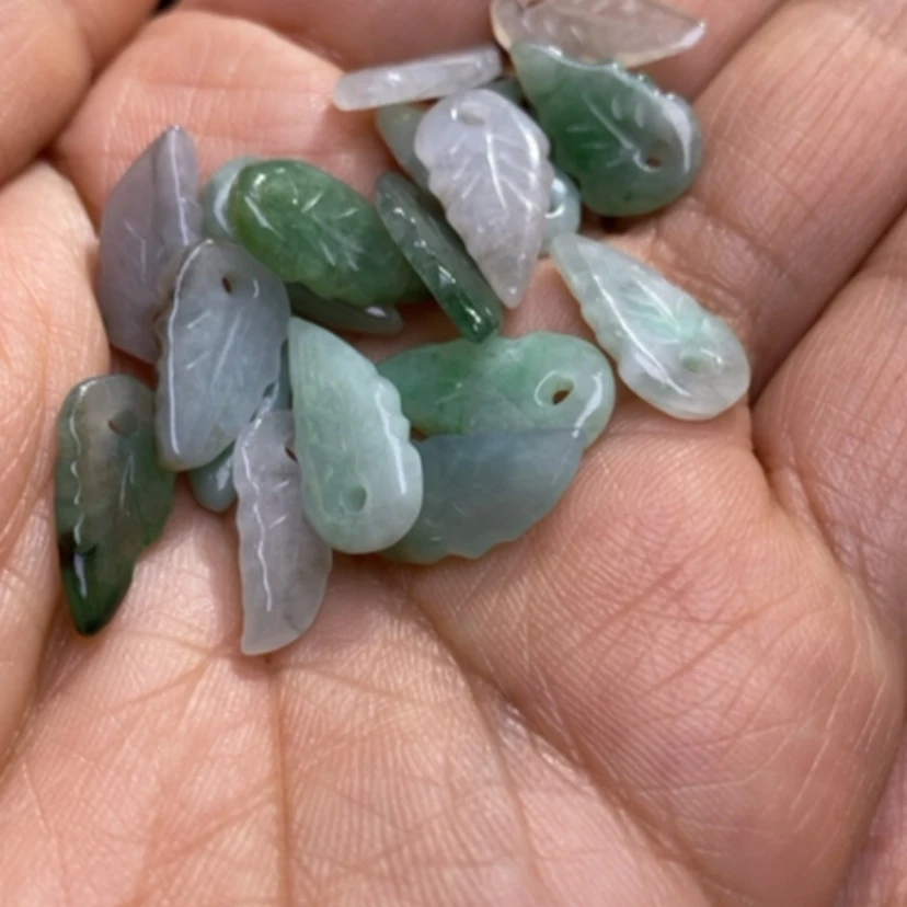 【闪购商品】翡翠挂件未镶嵌笑****花