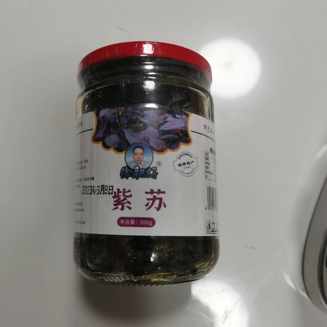 紫苏酱，选用嫩叶制作，没有老粗杆，下饭调味都不错，每瓶300克