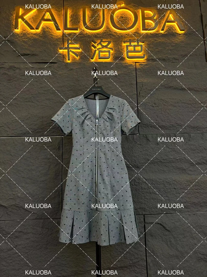 【原创大码设计师款】2024时尚波点V领灰色显瘦拉链连衣裙5530