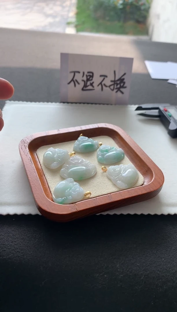【闪购商品】翡翠挂件18K金镶嵌白底青佛公多样性发一