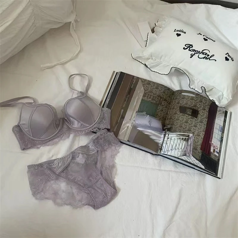 女士蕾丝色丁光泽感有钢圈文胸套装