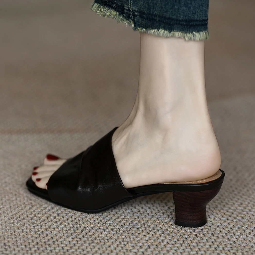 M先生 中跟凉拖鞋女2025夏季外穿通勤百搭粗跟真皮褶皱露趾一字拖