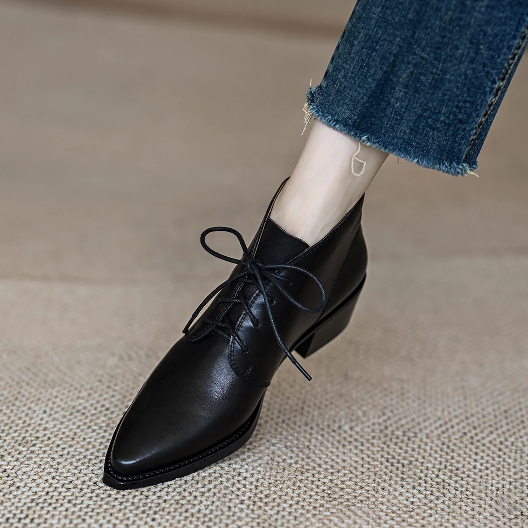 MENEER-M系带短靴女2025秋冬新款英伦中跟真皮显瘦尖头粗跟及踝靴