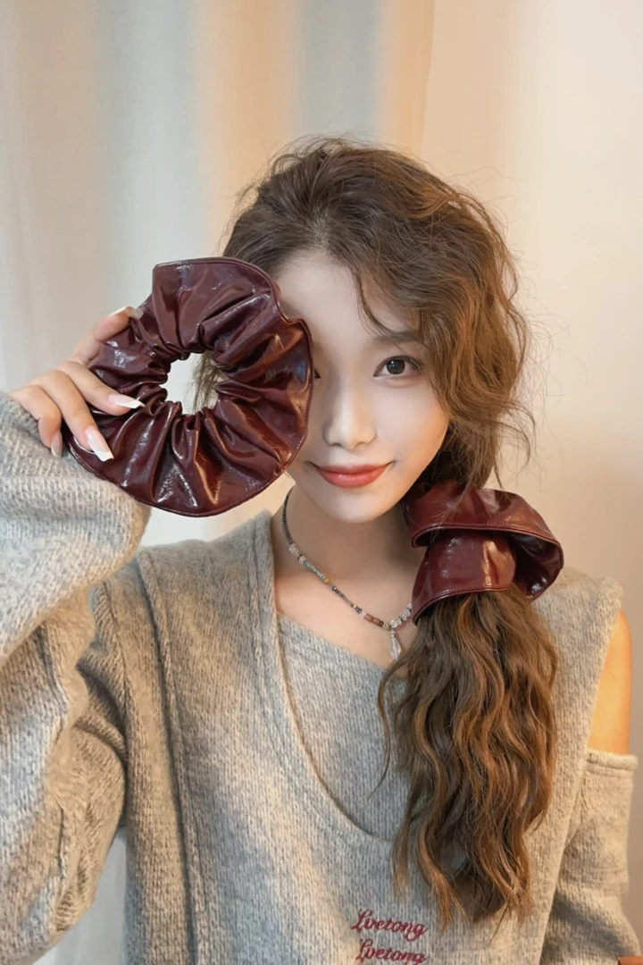 韩系高级感秋冬安可拉红皮质大肠发圈头饰酷女孩复古红色日常百搭