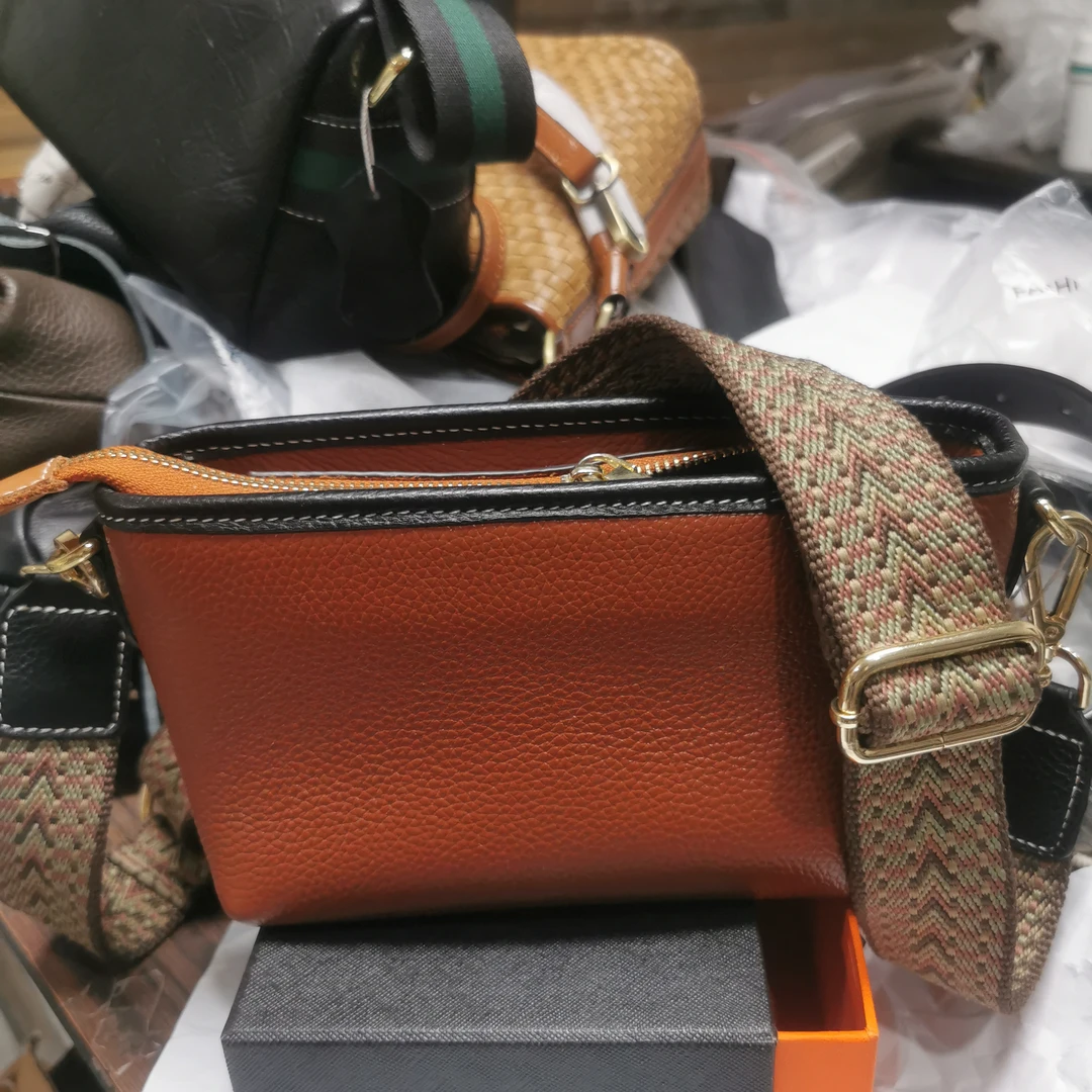 头牛休闲水桶小包彩带斜挎包单肩包底宽19CM