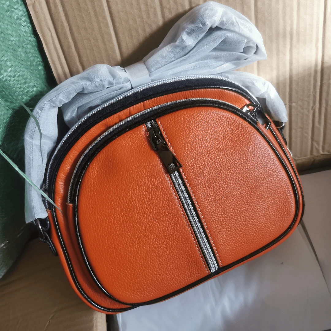 头牛多隔层中等大小休闲通勤贝壳斜挎包底宽24CM