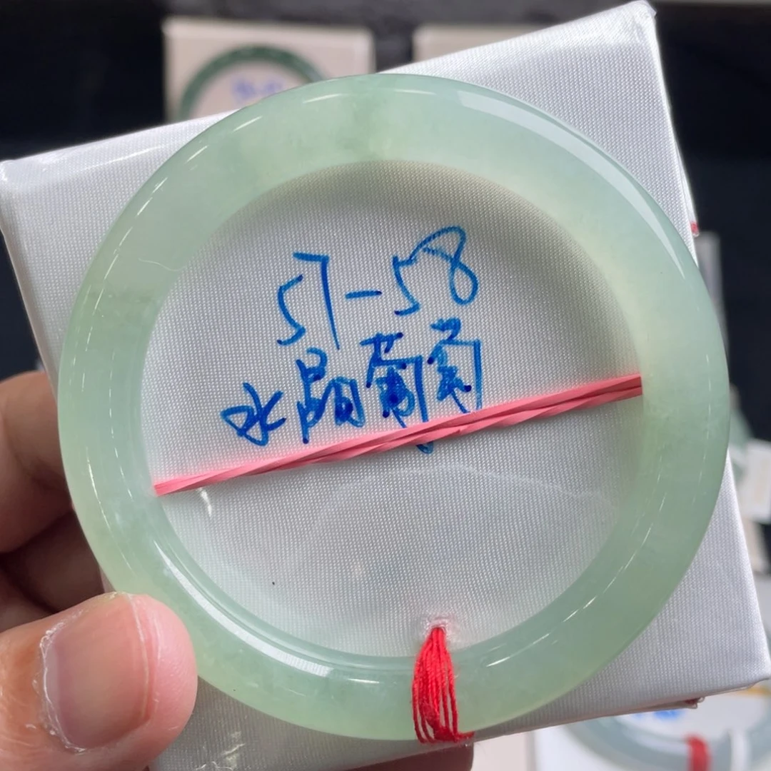 翡翠手镯未镶嵌翡翠手镯