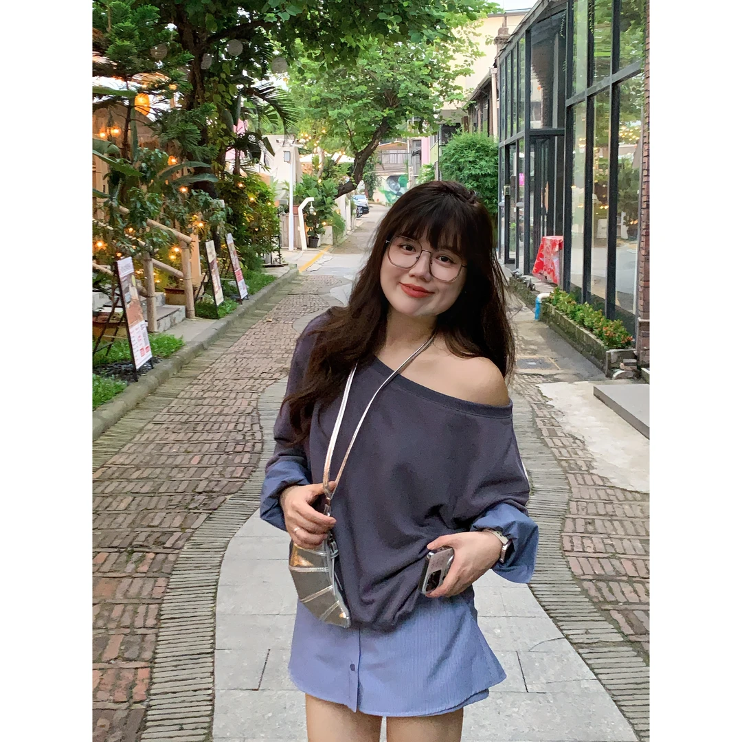 米米子“慵懒旋律”假两件拼接衬衫袖口灰蓝色斜肩卫衣宽松显瘦