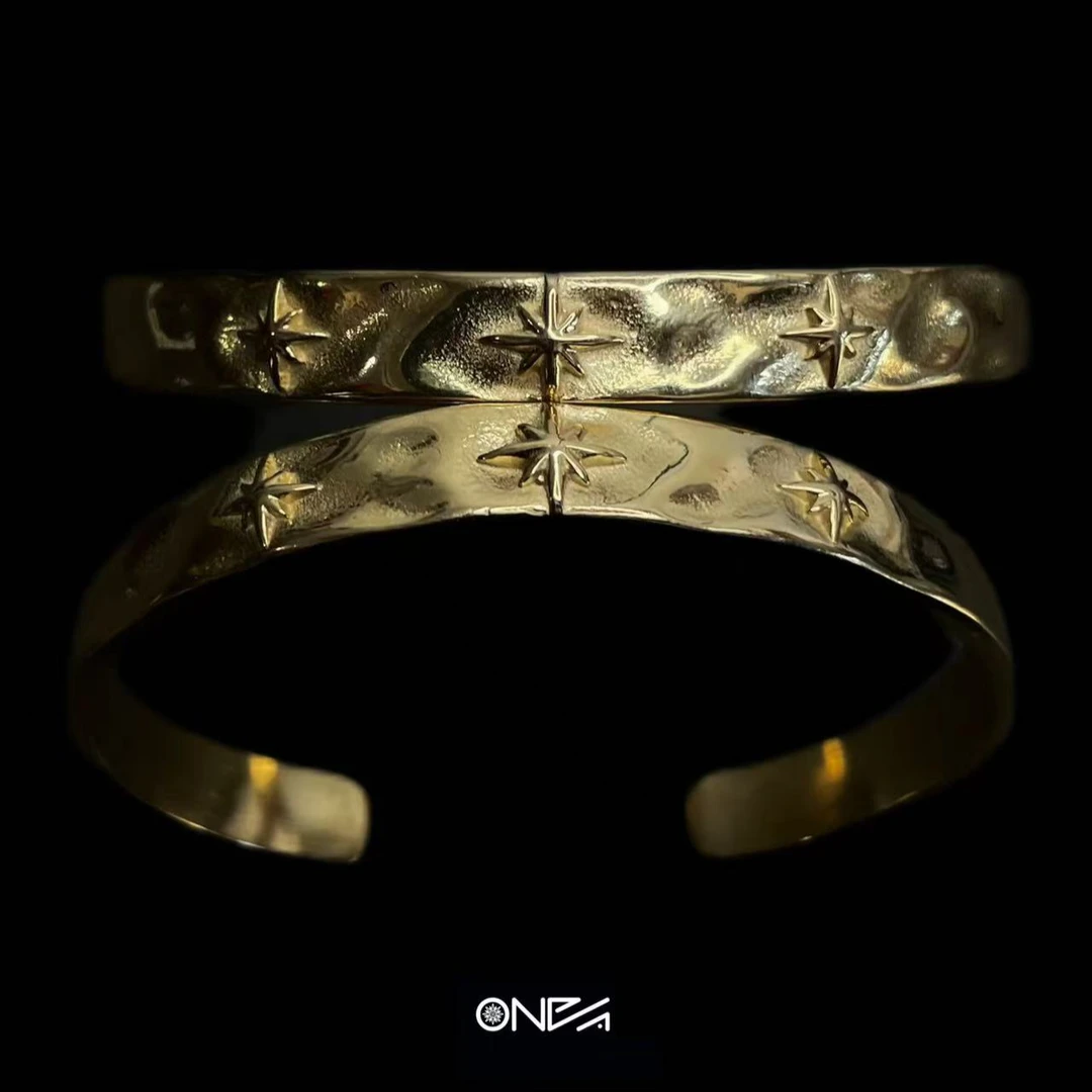 钛钢手镯 ONEPART“三星堆”镀刻立体八芒星开口手镯纯手工男女通用