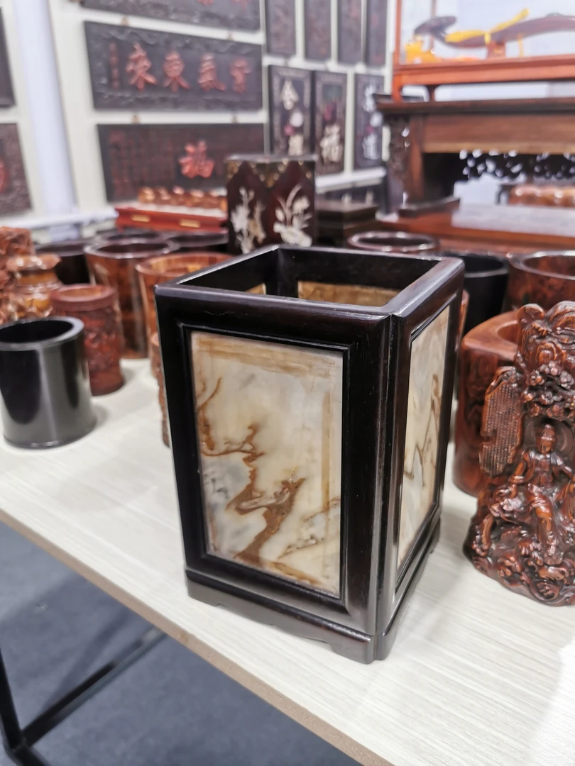 紫檀天然云石四面笔筒