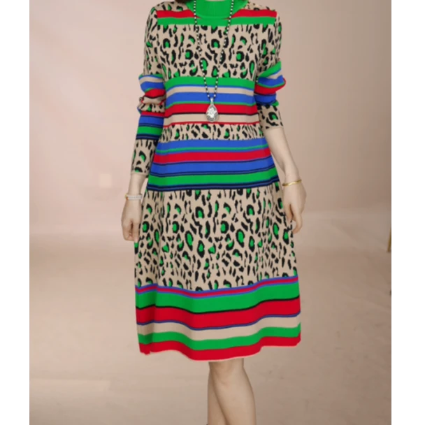 192号2024新款圆领豹纹长袖羊毛连衣裙子过膝宽松新款气质显群