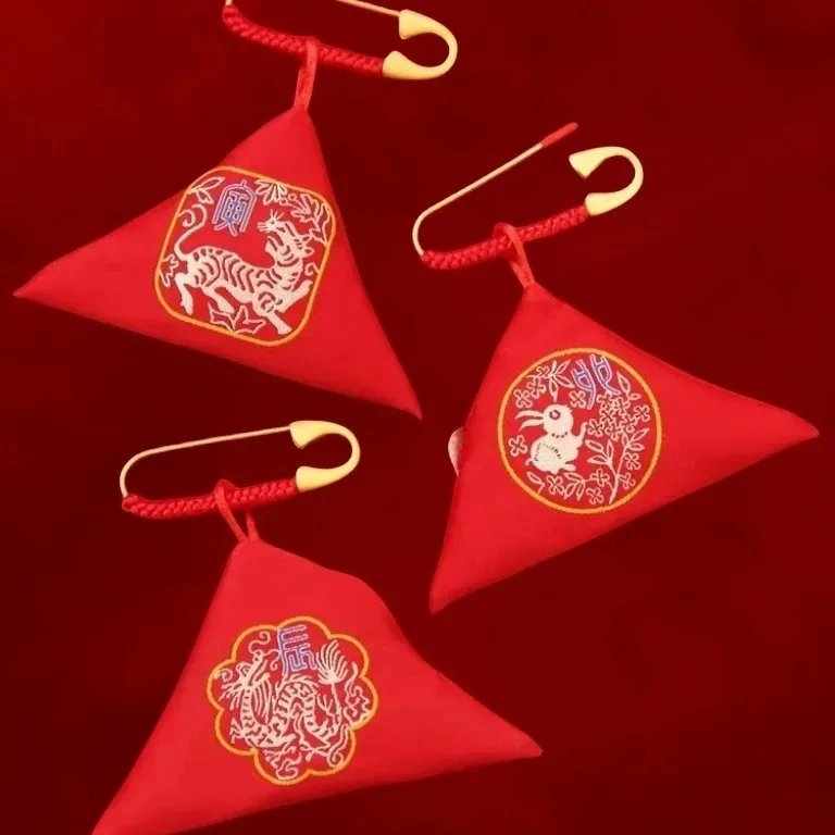 三角形福袋宝宝胎发纪念福袋生肖锦囊胎毛宝宝刺绣别针空袋开口
