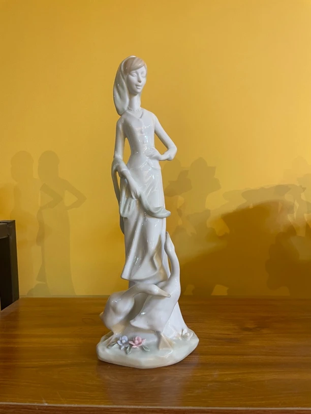 昆轩家女孩摆件下面带大鹅的高度37厘米