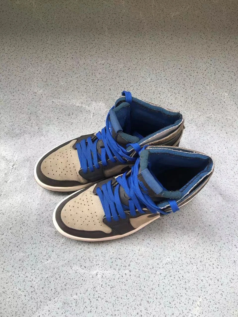 aj1 英雄联盟 43码 550秒 侧边一点点小磨损 篮球鞋 鞋头星星很多