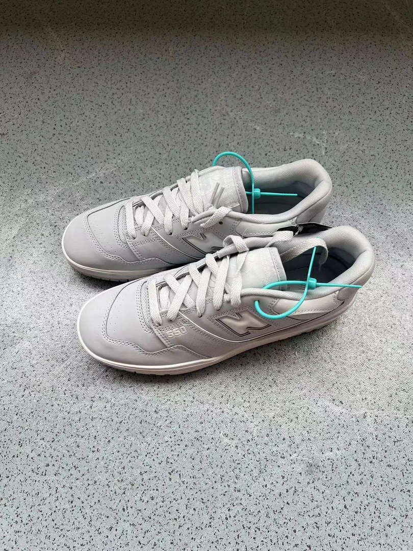 nb550 纯白 42.5码 399秒 全新上脚试穿痕迹 得物扣子没拆  秒价