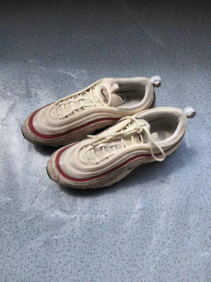 air max 97 米色 44码 白红糖果 499秒侧边轻微磨损 自穿上脚无视
