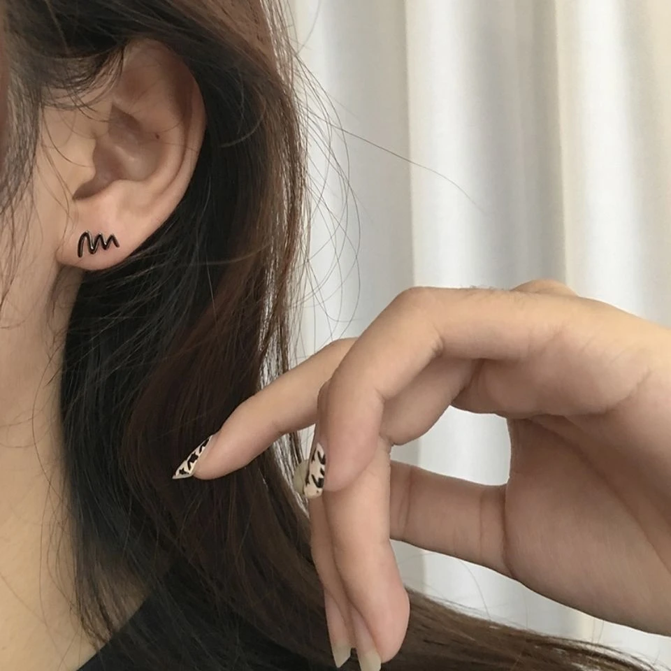 黑色线条耳钉女 日韩简约小巧养耳洞睡觉不用摘养耳洞耳骨钉男女