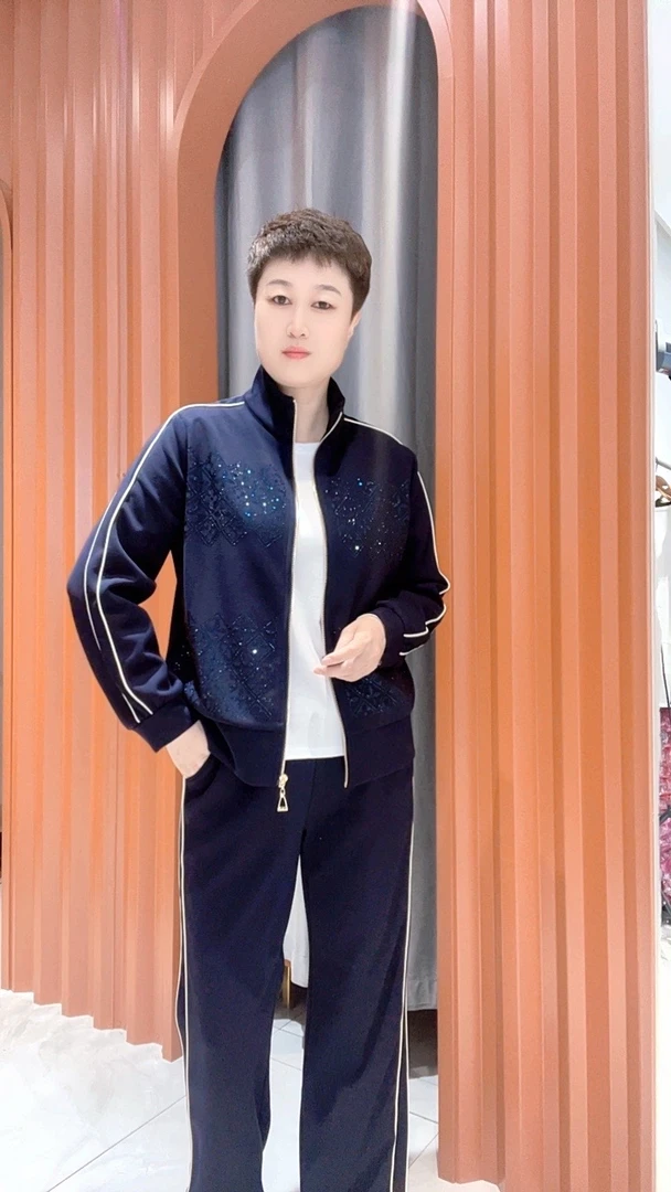 嘉莉丹:76397#时尚个性镶钻立领休闲套装