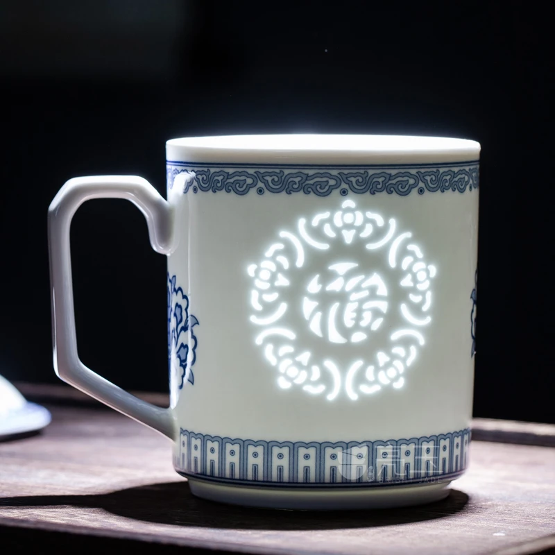 景德镇中式家用办公杯青花瓷玲珑杯泡茶茶杯手工雕刻陶瓷会议杯