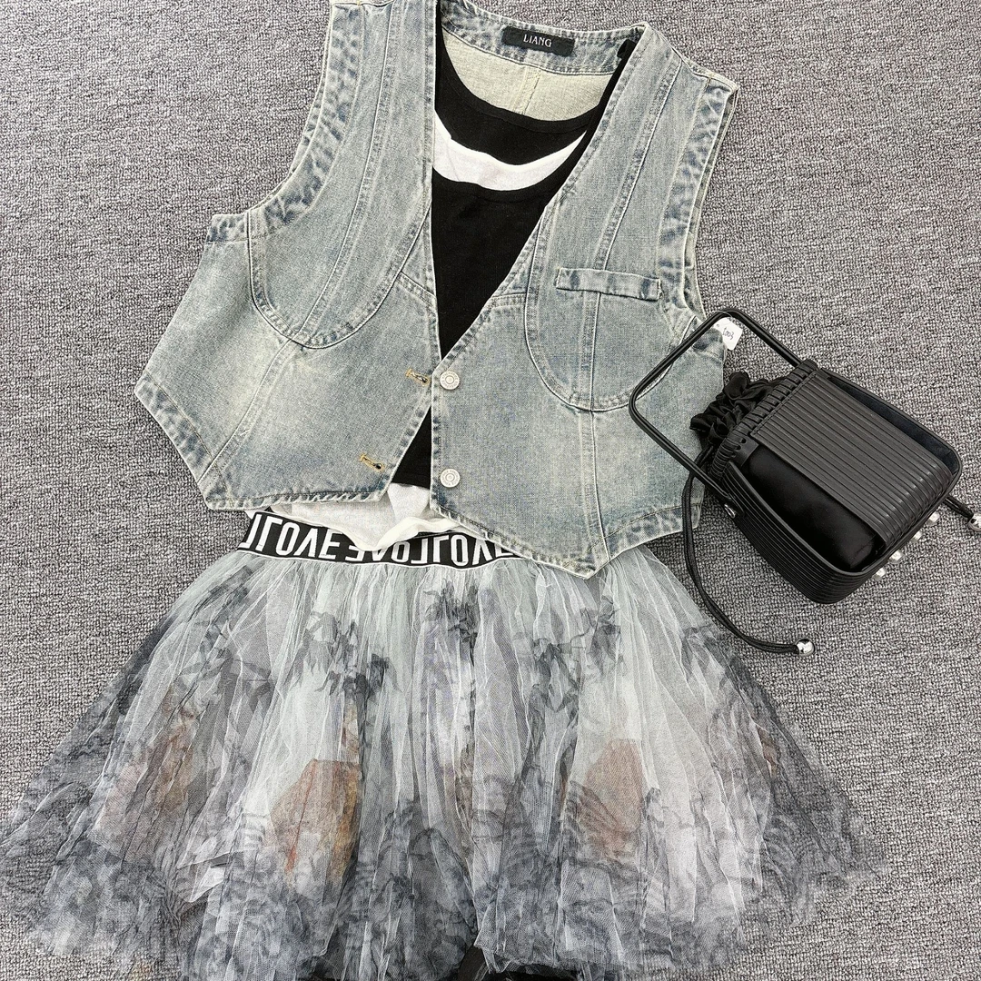 牛仔马甲+纱裙+背心时尚