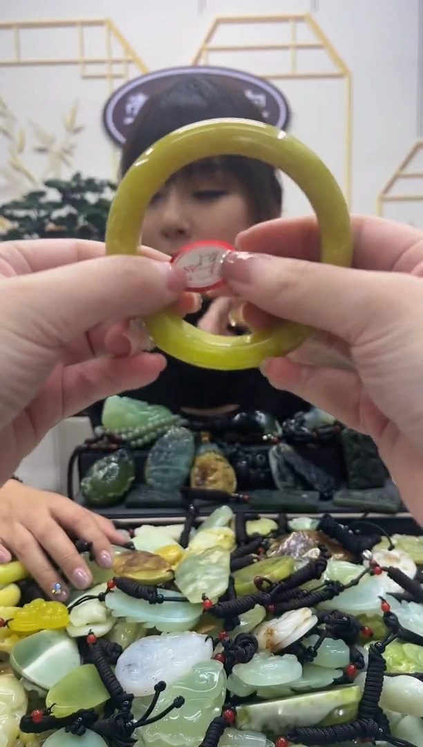 【闪购商品】蛇纹石玉手镯未镶嵌58-59-60多样性随机发一