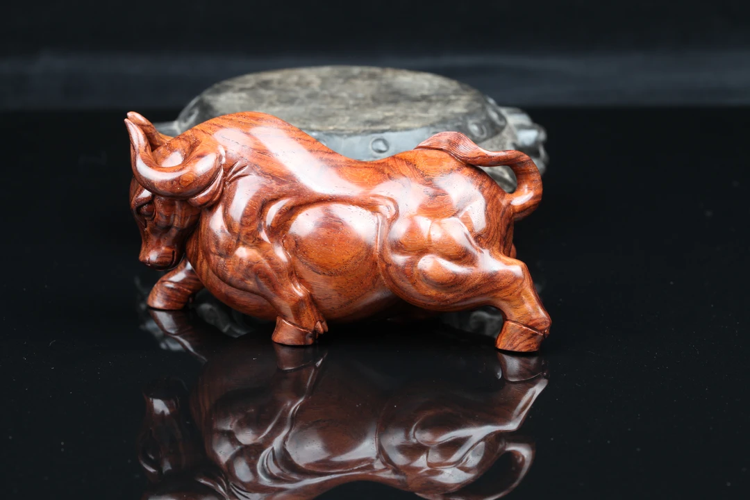海南黄花梨油梨老料牛摆件斗牛气势如虹牛气冲天扭转乾坤手工雕刻