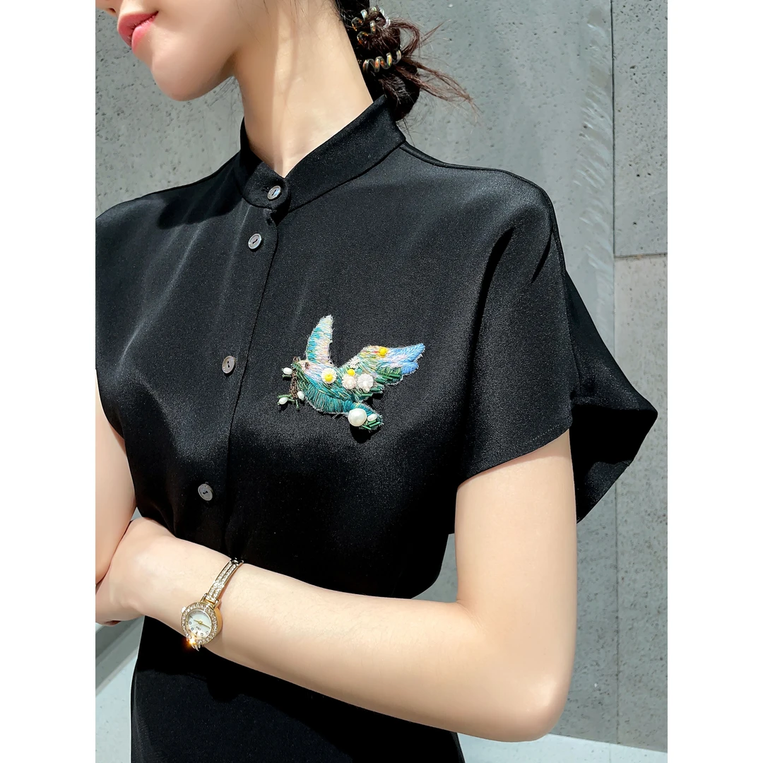 M1950蓝枕绿雀衔草绣珠图！刺绣黑色衬衣 衣长65款号QS2685