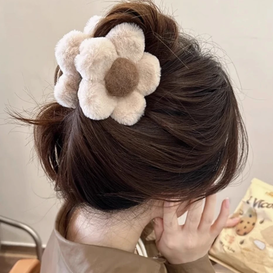 秋冬新款毛绒花朵抓夹女后脑勺盘发鲨鱼夹发卡高级感头发夹子头饰