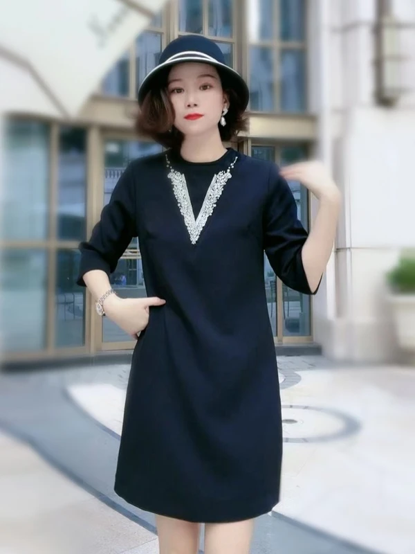 秋季新款超显瘦连衣裙时尚简约气质小个子法式绣花减龄2820