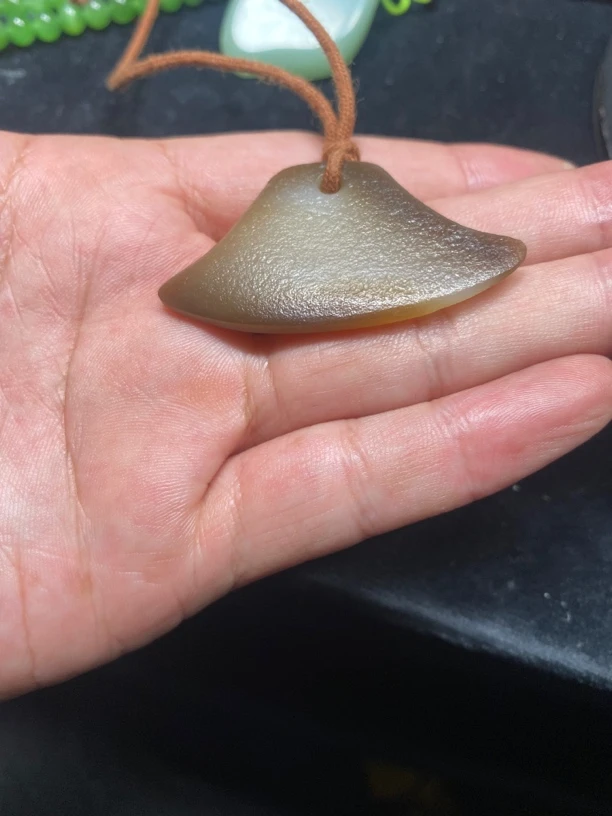 和田玉山料糖白玉挂件