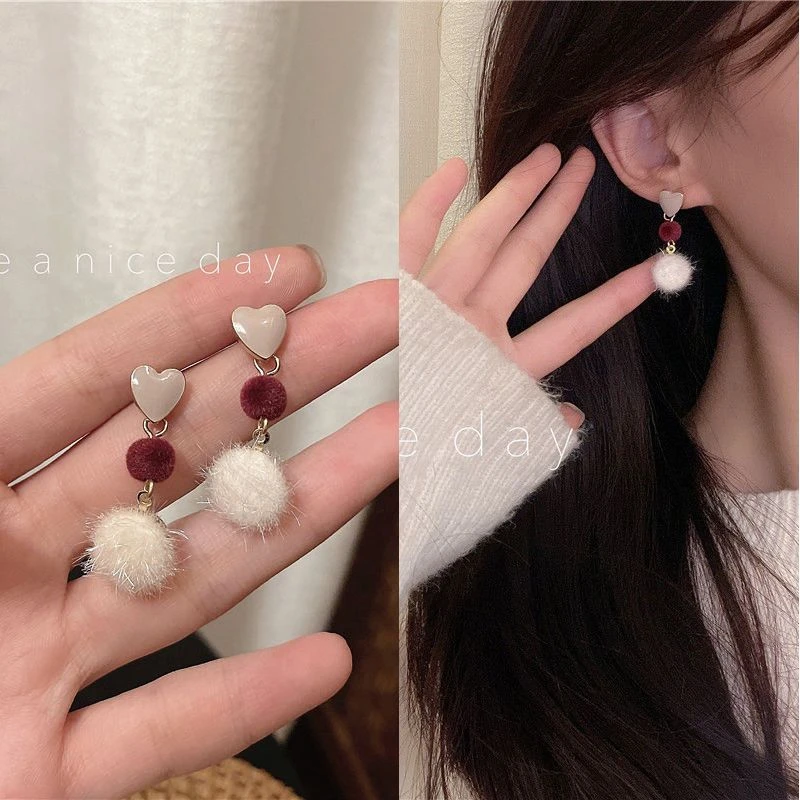 日韩粉色爱心耳钉新款简约甜美秋冬毛球耳环小巧淑女小众时尚耳饰