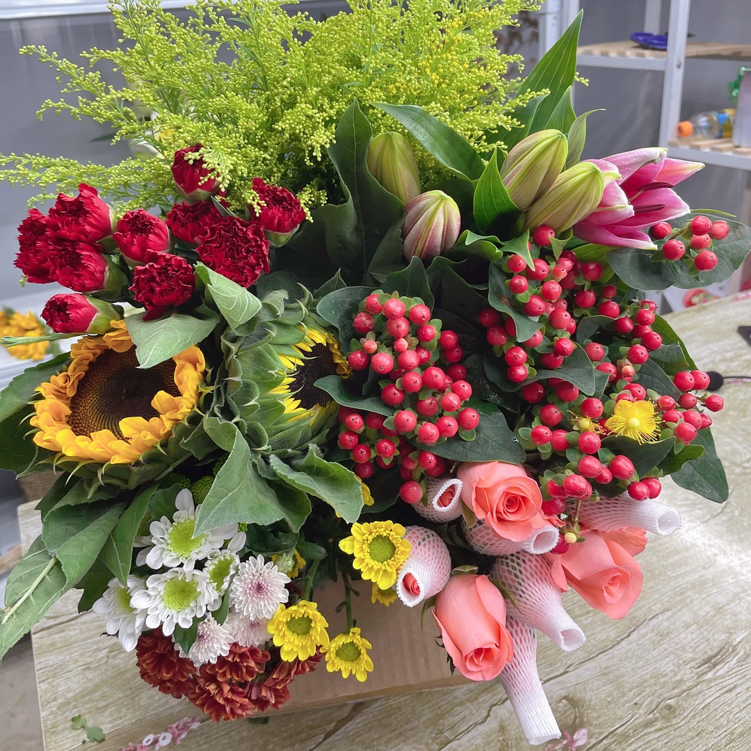 鲜花粉玫10支+百合5支+小雏菊5支+火龙珠+向日葵+康乃馨10支+黄英