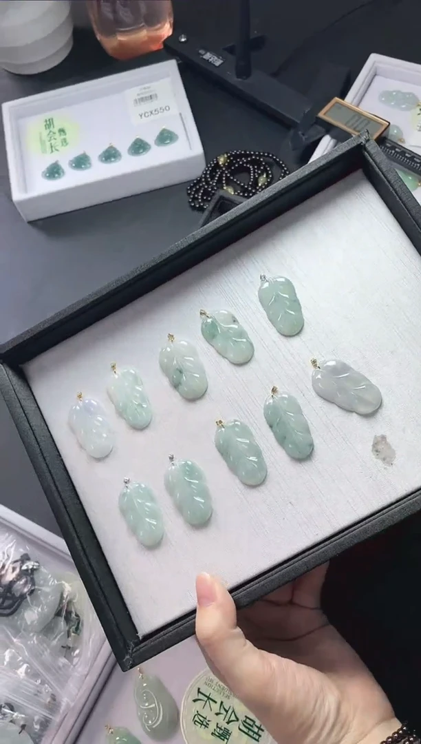 【闪购商品】翡翠颈饰18K金镶嵌树叶吊坠/多样性发货/发一件