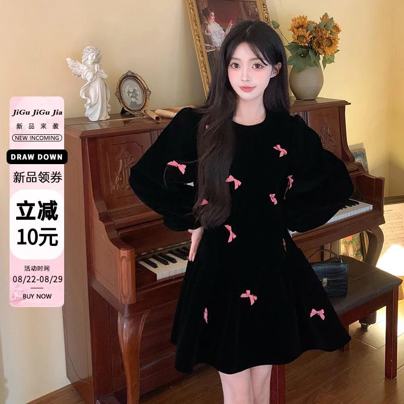 大码女装赫本风连衣裙秋季蝴蝶结丝绒小黑裙胖MM遮肚显瘦气质裙子