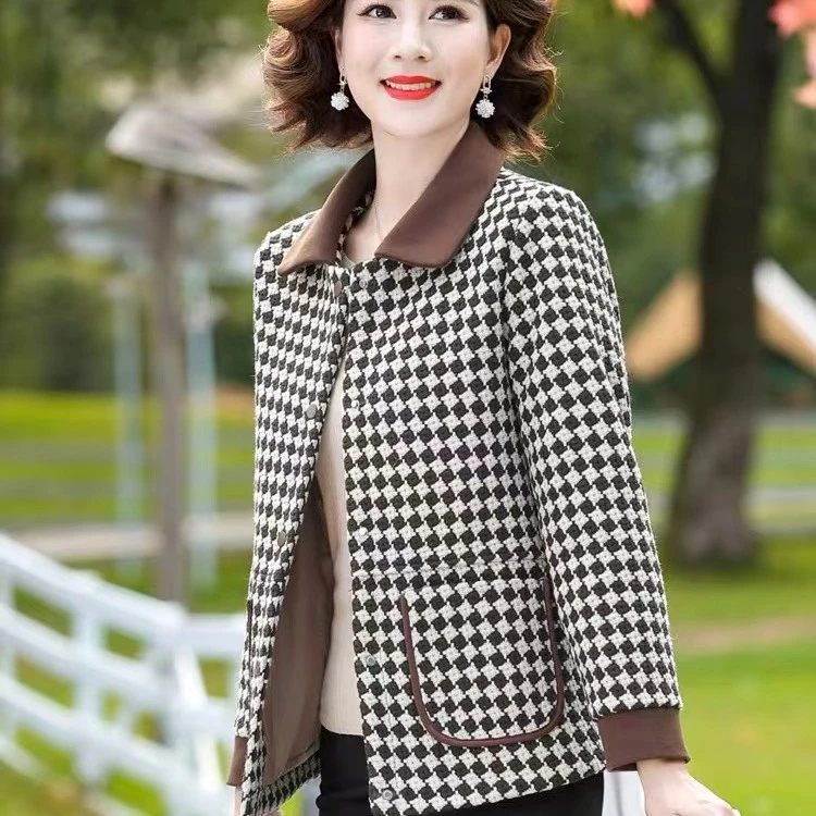 2022新品中老年妈妈春秋装短款格子外套中年女西装休闲呢子上衣秋