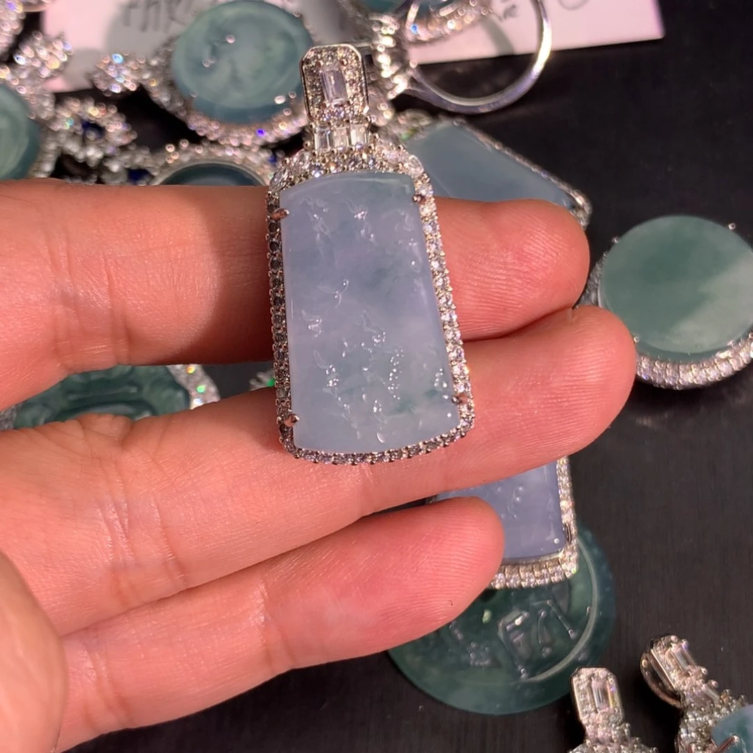 翡翠颈饰未镶嵌山水