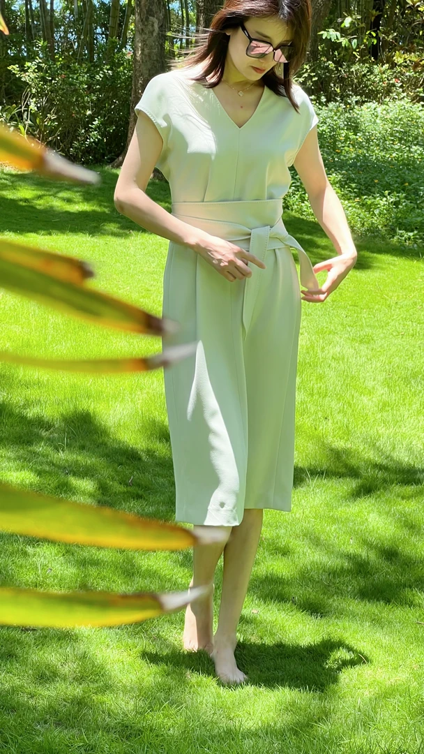 特价款-璞迩夏季松弛感冰苔绿V领连衣裙