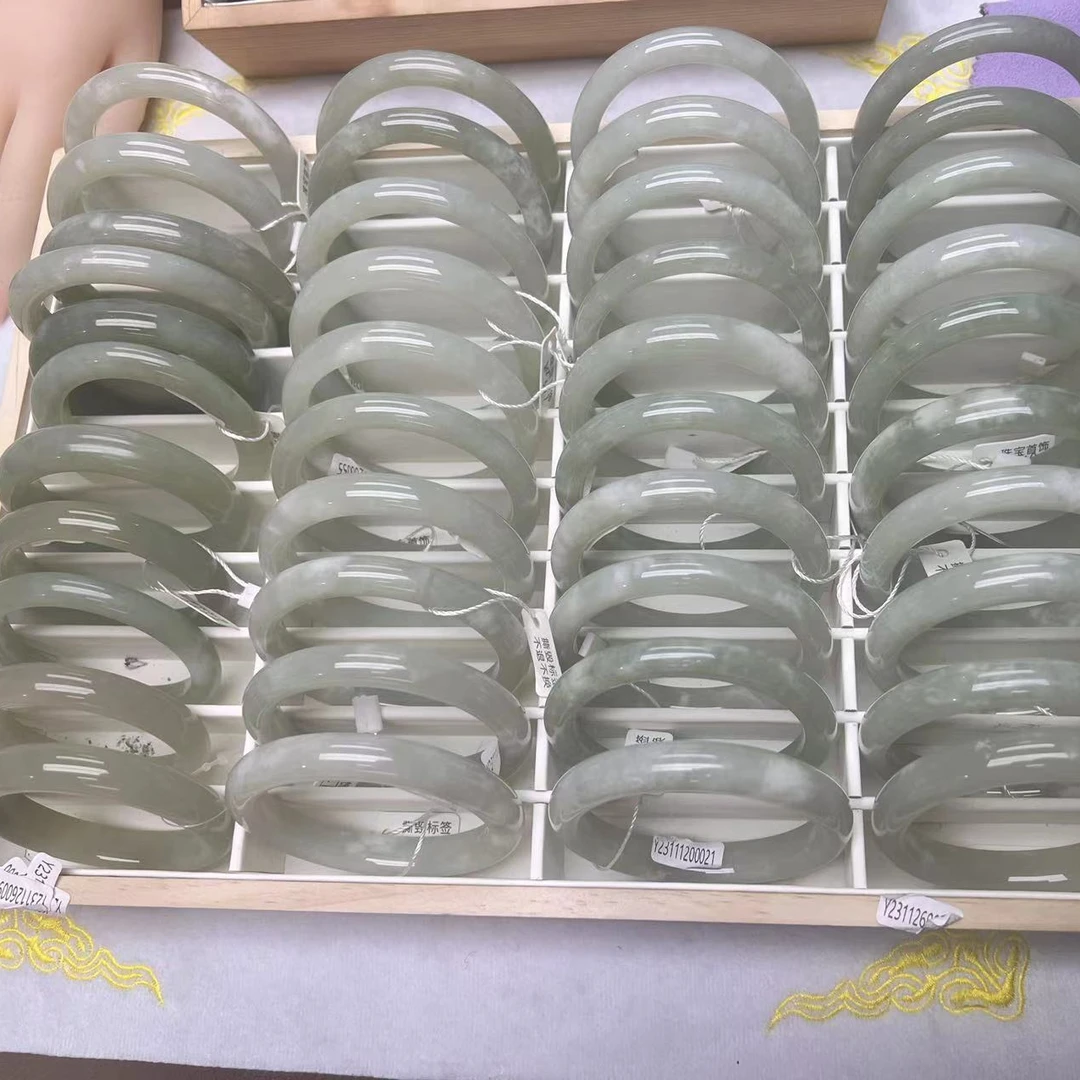 天然和田玉雪花晴正装手镯气质精美多样性发货拍一发一颜色微差