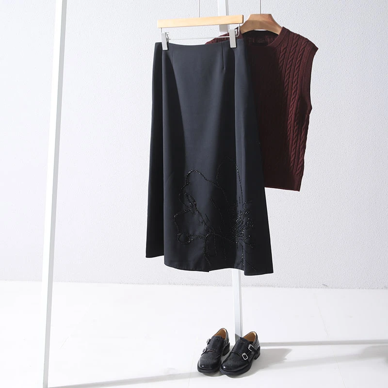 小众设计师款钉珠绣花秋冬时髦搭配裙子。特特