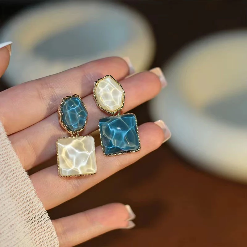 铜合金耳饰 不对称蓝色几何耳钉百搭复古法式简约个性耳环2024